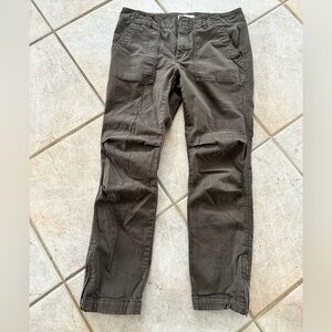Aritiza/TNA Dark Green Cargo Pants with Pockets and Ankle Zippers Size 6